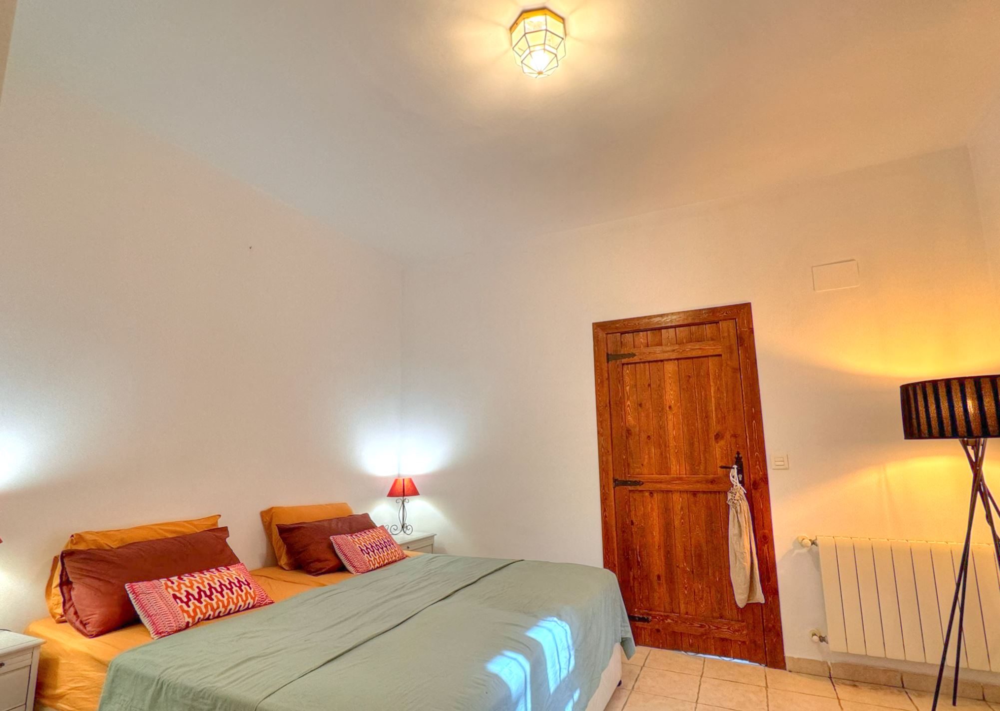 VLV Medium Room – Shared Bathroom